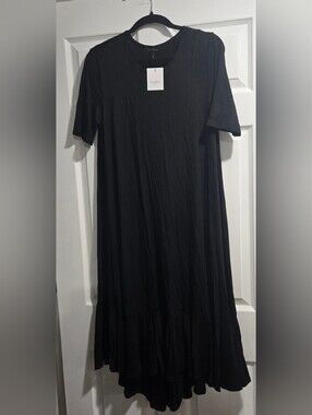Black Short-Sleeve Midi Dress with Ruffled Hem